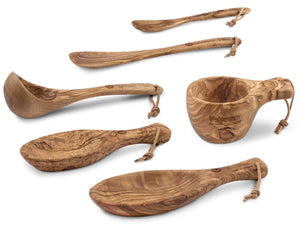 Handgemaakte Petromax pollepel van olijfhout met een diepe schep en lederen ophangkoord voor koken in gietijzeren pannen.