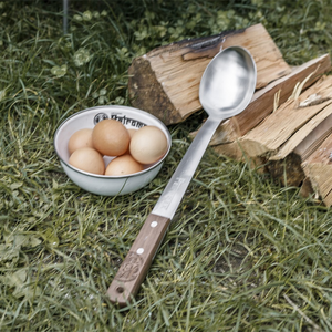 Kersenhouten Petromax serveerlepel van 30 cm met een ergonomische steel en ingebrand logo, ideaal voor koken in gietijzeren pannen.