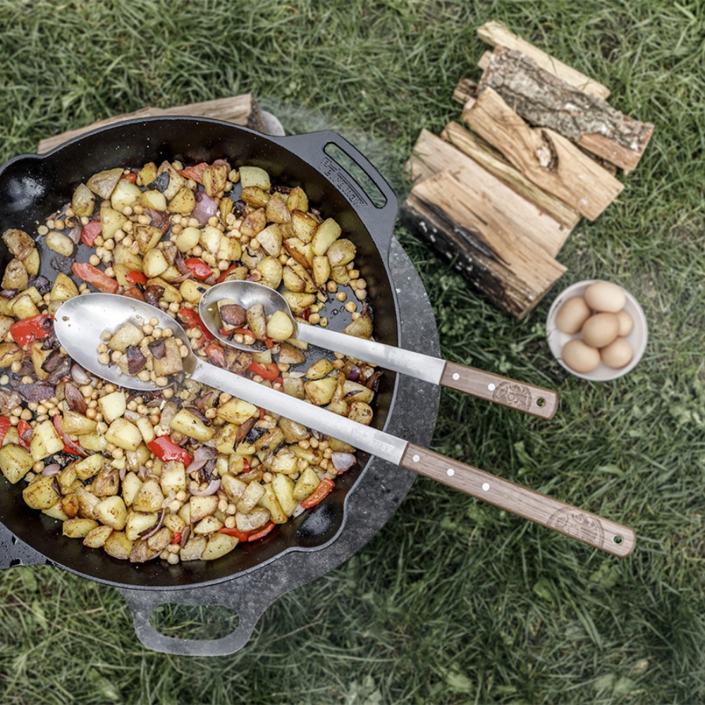 Kersenhouten Petromax serveerlepel van 30 cm met een ergonomische steel en ingebrand logo, ideaal voor koken in gietijzeren pannen.