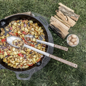 Kersenhouten Petromax serveerlepel van 30 cm met een ergonomische steel en ingebrand logo, ideaal voor koken in gietijzeren pannen.
