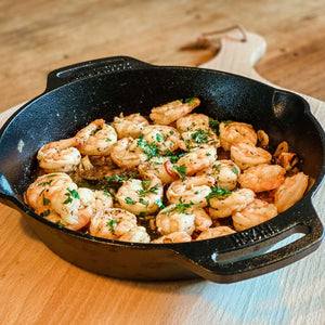 Gietijzeren Petromax skillet fp25h met een diameter van 25 cm, uitgerust met twee zijdelingse handgrepen en schenktuiten voor outdoor koken.