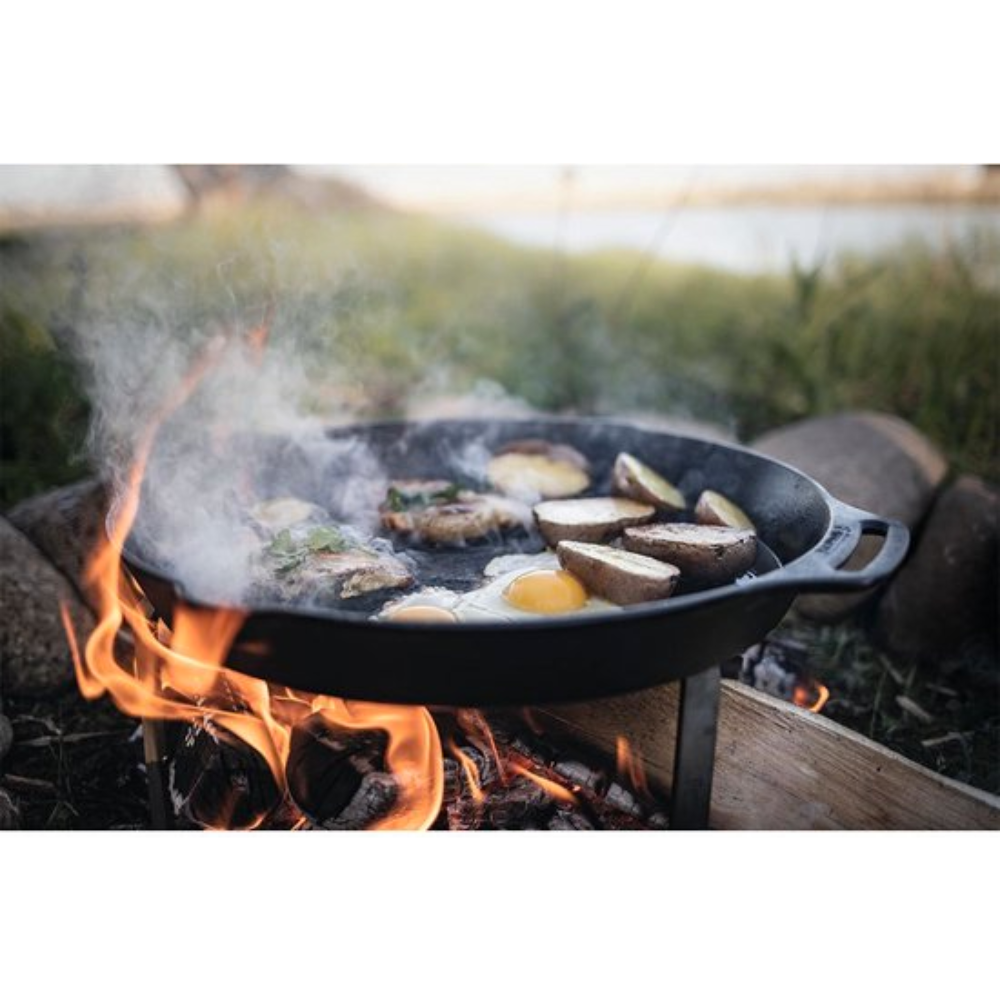 Grote gietijzeren Petromax skillet fp40h met een diameter van 40 cm, voorzien van twee korte handgrepen en schenktuiten voor barbecues en open vuur.