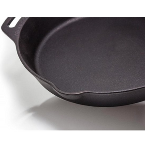 Grote gietijzeren Petromax skillet fp40h met een diameter van 40 cm, voorzien van twee korte handgrepen en schenktuiten voor barbecues en open vuur.