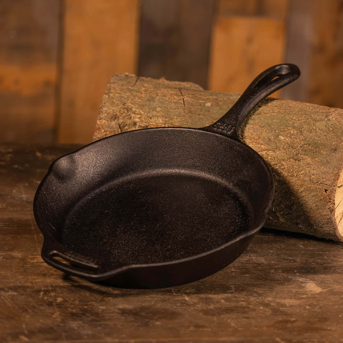 Petromax gietijzeren skillet fp25 met een diameter van 25 cm, voorzien van steel en twee schenktuiten voor outdoor koken.