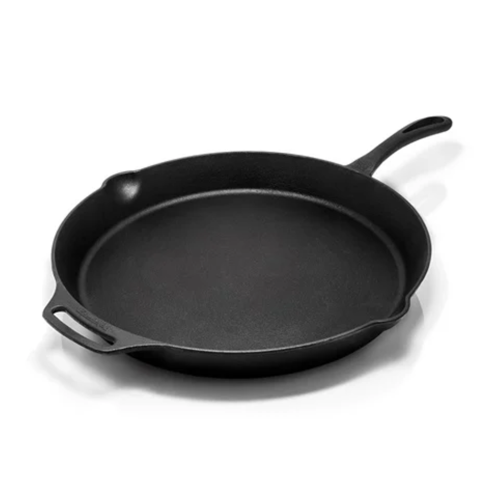 Grote gietijzeren Petromax skillet fp40 met een diameter van 40 cm, voorzien van een lange steel, tegenhandgreep en schenktuiten voor outdoor koken.