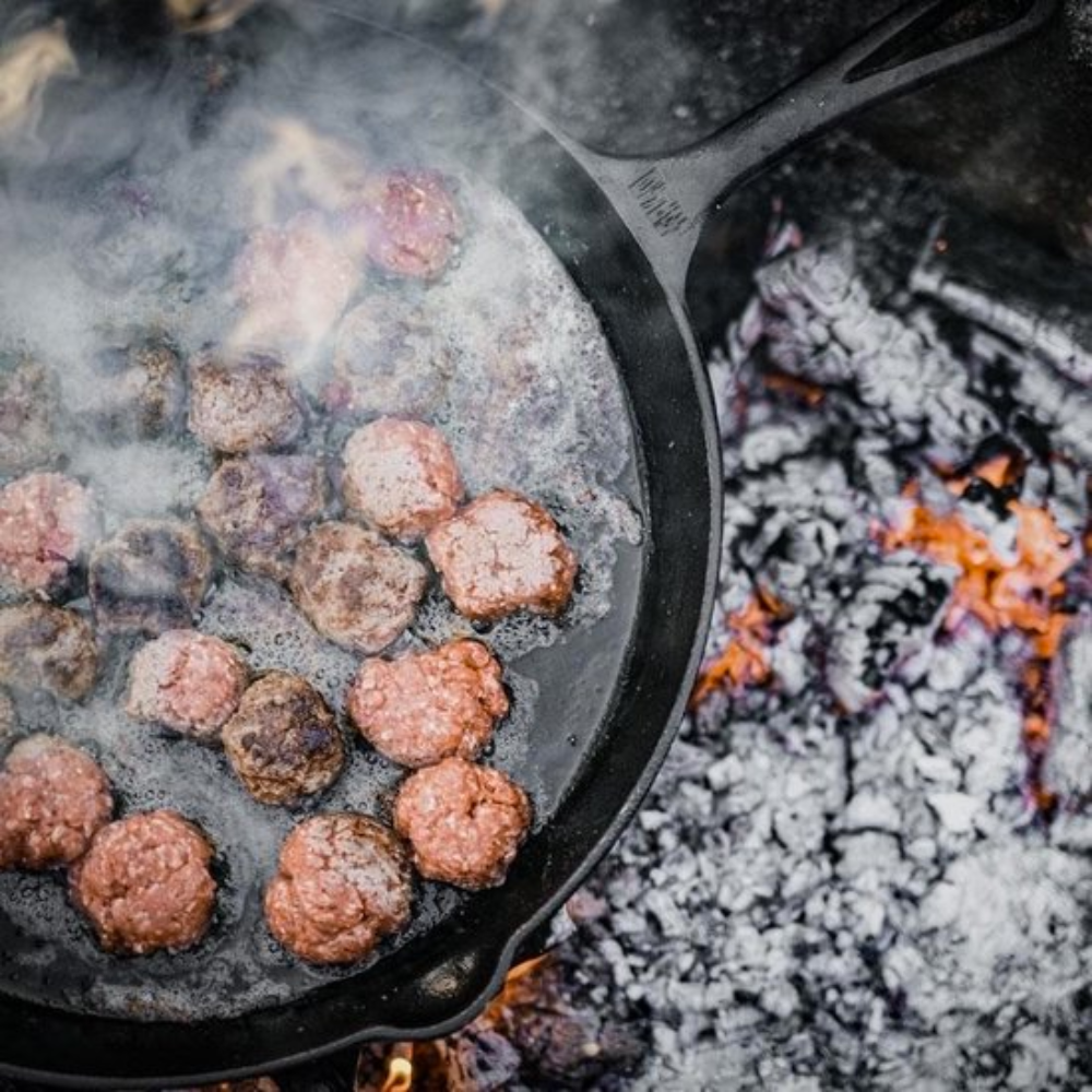 Grote gietijzeren Petromax skillet fp40 met een diameter van 40 cm, voorzien van een lange steel, tegenhandgreep en schenktuiten voor outdoor koken.