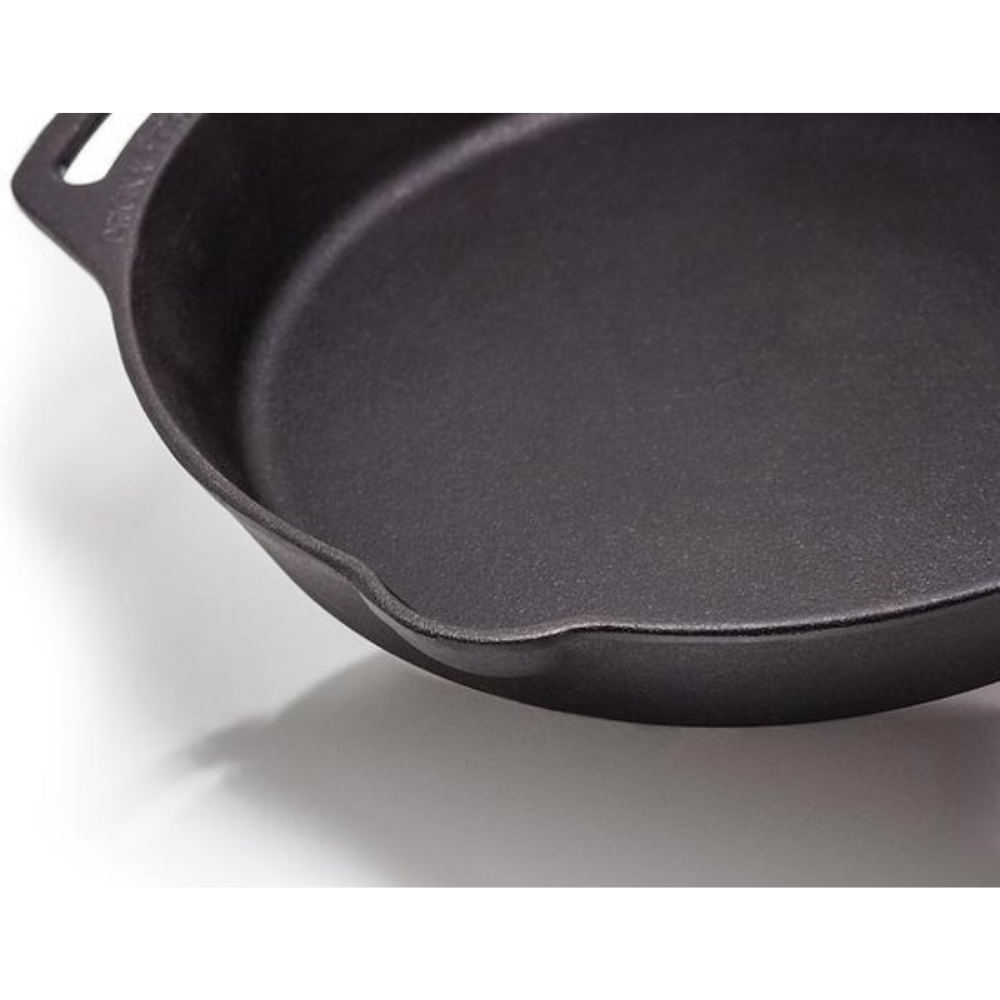 Grote gietijzeren Petromax skillet fp40 met een diameter van 40 cm, voorzien van een lange steel, tegenhandgreep en schenktuiten voor outdoor koken.