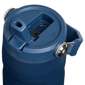 Detailopname van de blauwe Stanley IceFlow Aerolight drinkfles dop met opklapbaar mondstuk en draaghendel
