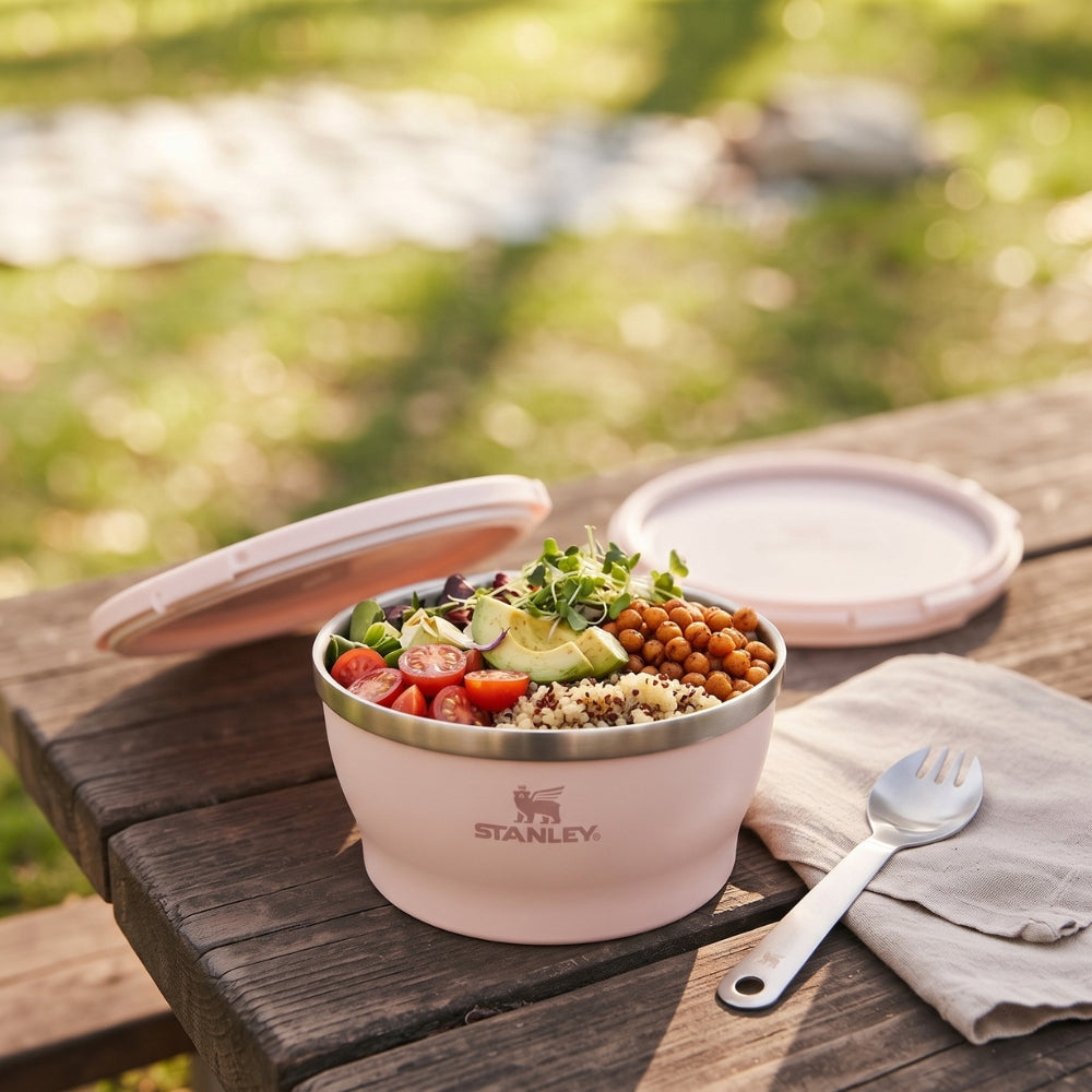 Stanley Leakproof Bowl 946ml gevuld met een salade van quinoa, kikkererwten en avocado, op een picknicktafel in het park