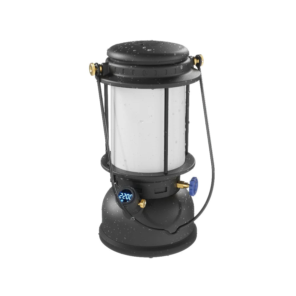 Zwarte Petromax LED lantaarn in klassiek retro design met dimbare verlichting en draaghendel voor op de camping.