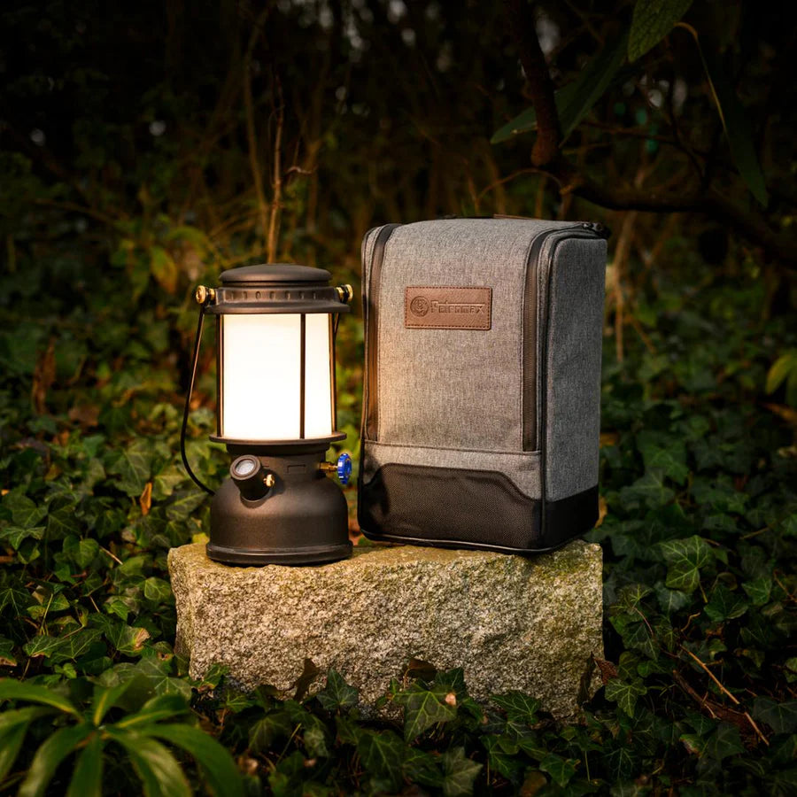 Zwarte Petromax LED lantaarn in klassiek retro design met dimbare verlichting en draaghendel voor op de camping.