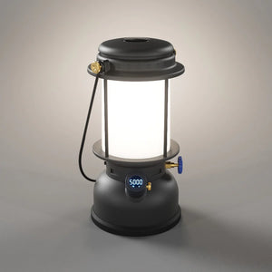Zwarte Petromax LED lantaarn in klassiek retro design met dimbare verlichting en draaghendel voor op de camping.