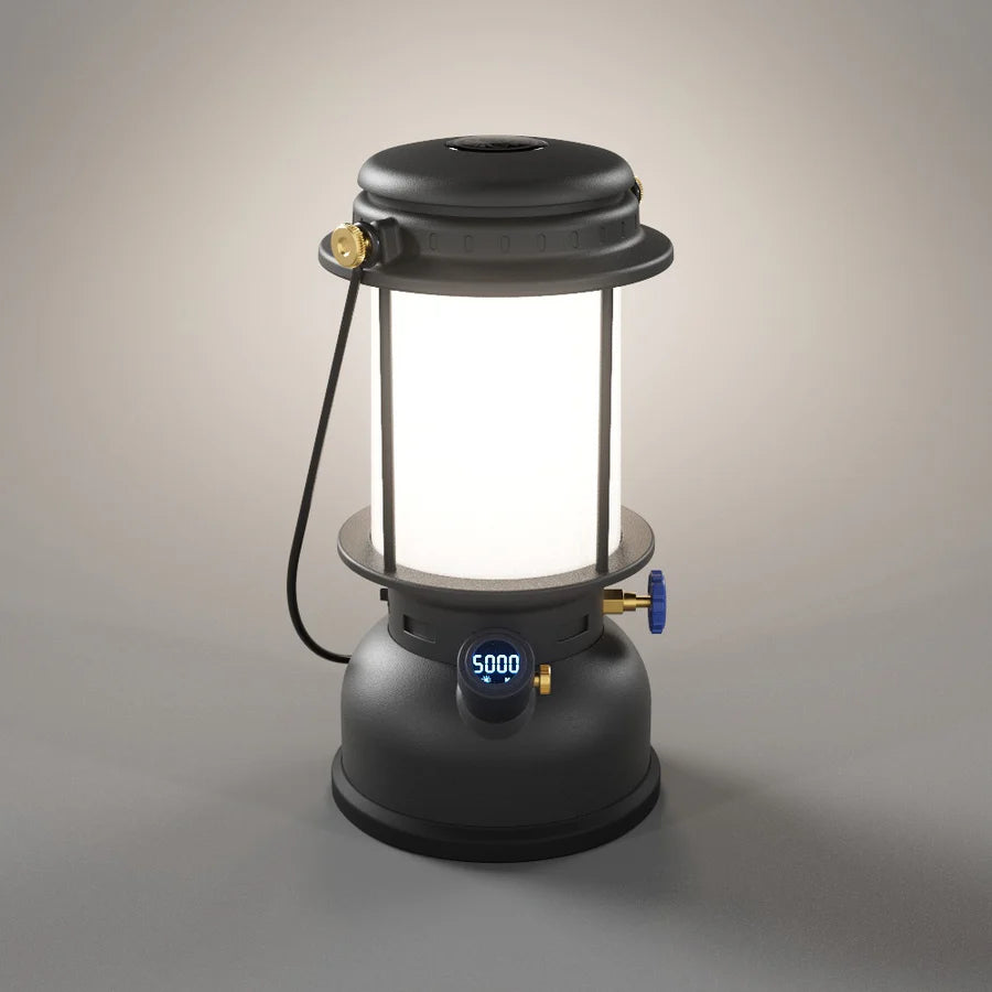 Zwarte Petromax LED lantaarn in klassiek retro design met dimbare verlichting en draaghendel voor op de camping.
