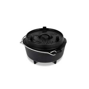 Compacte gietijzeren Petromax ft3 Dutch Oven met pootjes en een inhoud van 1,6 liter voor koken in hete kolen.