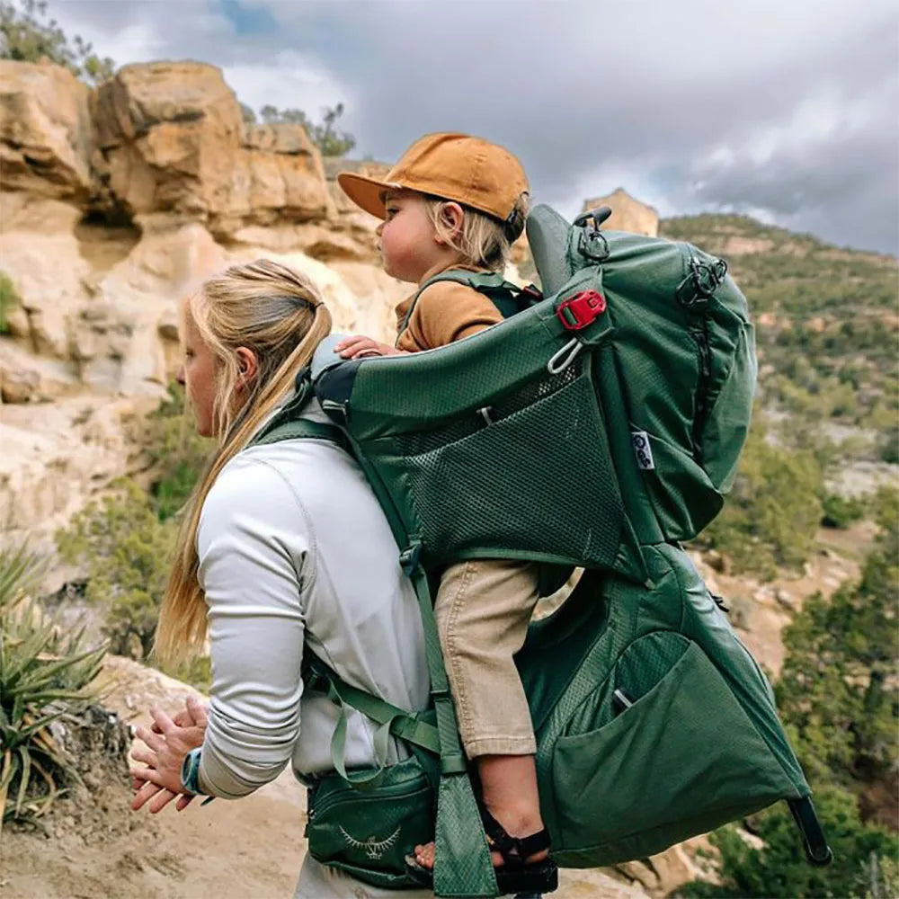 Osprey Poco Premium Child Carrier Black comfortabele zwarte kinderdrager met ingebouwd zonnescherm en opbergvak