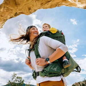 Osprey Poco Premium Child Carrier Black comfortabele zwarte kinderdrager met ingebouwd zonnescherm en opbergvak