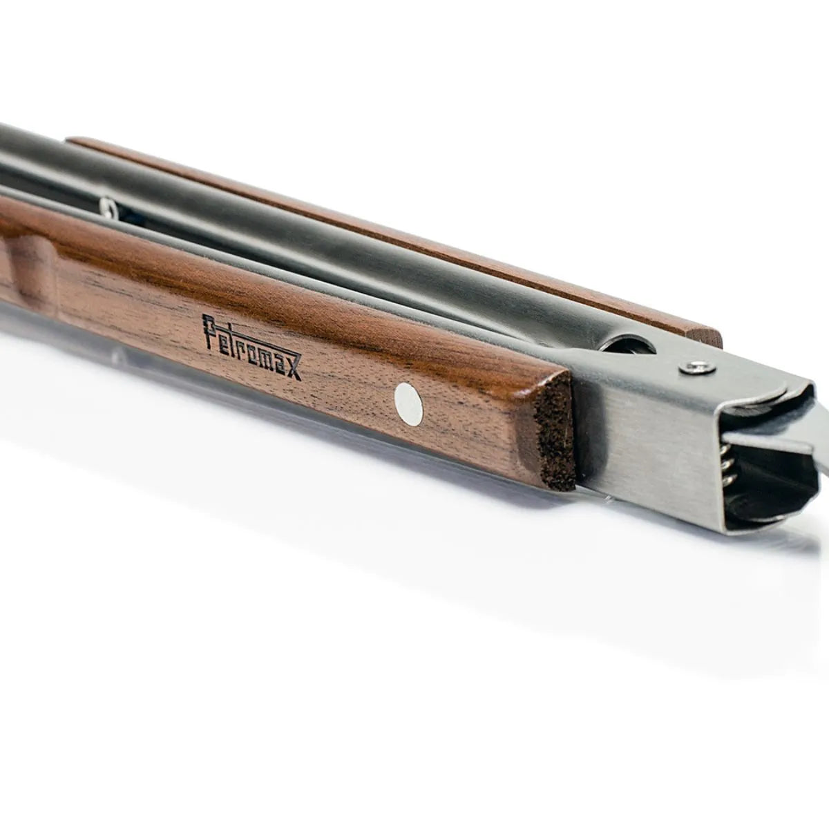 Petromax RVS barbecuetang klein model met een houten handgreep, golvende kop en sluitmechanisme voor outdoor grillen.