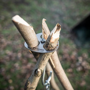 RVS Petromax driepoot ring met ketting en haak om zelf een houten driepoot te bouwen voor een Dutch Oven boven het kampvuur.