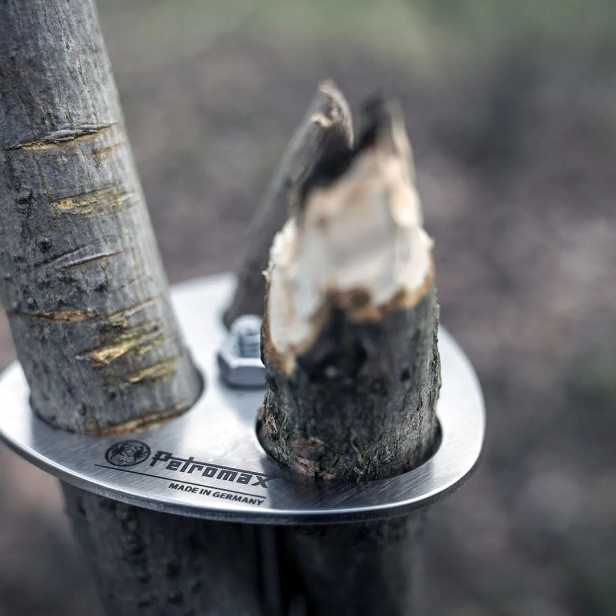 RVS Petromax driepoot ring met ketting en haak om zelf een houten driepoot te bouwen voor een Dutch Oven boven het kampvuur.