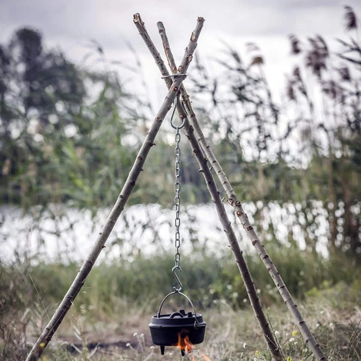 RVS Petromax driepoot ring met ketting en haak om zelf een houten driepoot te bouwen voor een Dutch Oven boven het kampvuur.