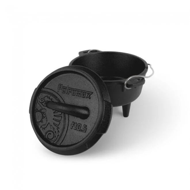Mini gietijzeren Petromax ft0.5 Dutch Oven met pootjes en een inhoud van 0,56 liter voor sauzen en kleine outdoor gerechten.