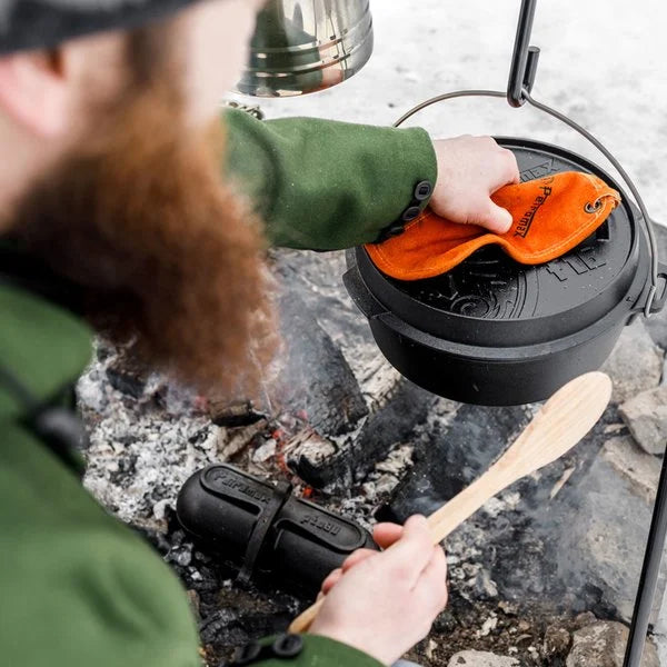 Gietijzeren Petromax ft6 Dutch Oven met pootjes en een multifunctioneel deksel voor koken direct in de hete kolen.