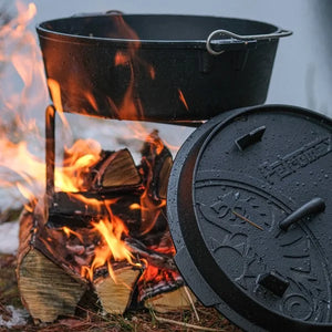Petromax gietijzeren Dutch Oven ft9 zonder pootjes met een vlakke bodem en een multifunctioneel deksel voor outdoor koken.
