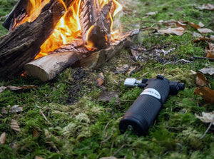 sterke zwarte pertomax gasbrander naast kampuur in de wildernis voor outdoor activiteiten