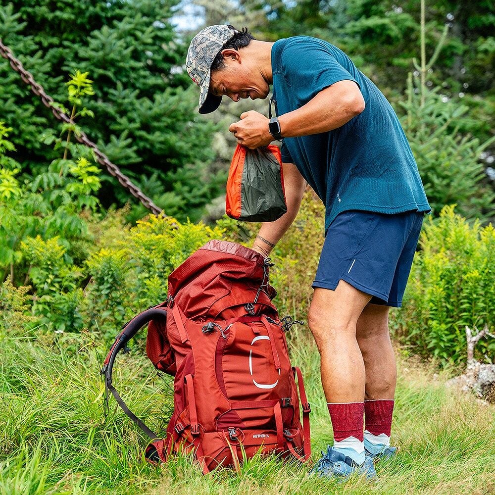 Osprey Aether 65 Deep Acorn Red S-M roodbruine heren trekkingrugzak van 65 liter met AirScape rugpand