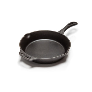 Gietijzeren Petromax skillet fp20 van 20 cm met steel, handgreep en schenktuiten voor outdoor koken.