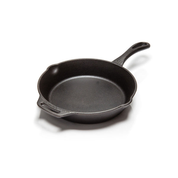 Gietijzeren Petromax skillet fp20 van 20 cm met steel, handgreep en schenktuiten voor outdoor koken.