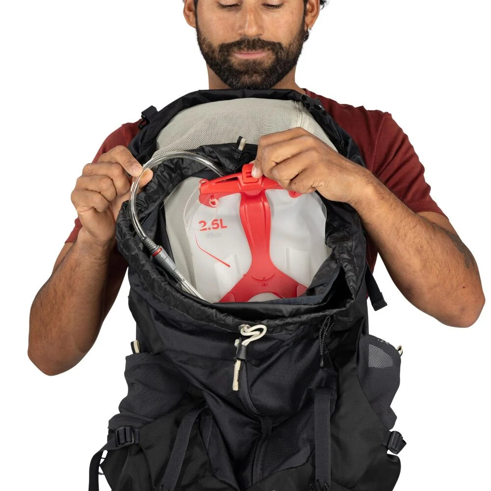 Osprey Stratos 34 Raven Black OS ademende zwarte heren wandelrugzak van 34 liter met AirSpeed rugpand